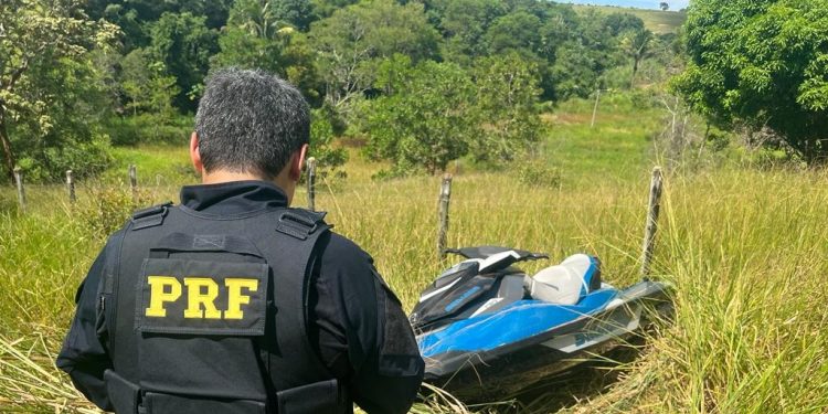 PRF recupera jet-ski furtado em Vitória e prende 3 assaltantes PRF recupera jet-ski furtado em Vitória e prende 3 assaltantes