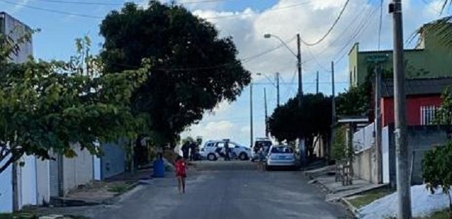 Policiais civis prendem homem que estuprava a própria filha desde os 12 anos, no bairro Bebedouro, em Linhares Policiais civis prendem homem que estuprava a própria filha desde os 12 anos, no bairro Bebedouro, em Linhares