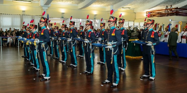 Capixaba recebe espada de general tendo como paraninfo o comandante do Exército