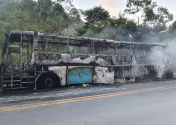 Ônibus lotado de turistas mineiros pega fogo na BR 262 a caminho de Guarapari