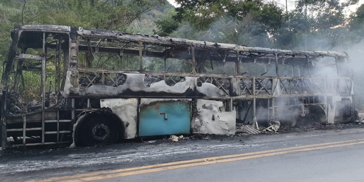 Ônibus lotado de turistas mineiros pega fogo na BR 262 a caminho de Guarapari