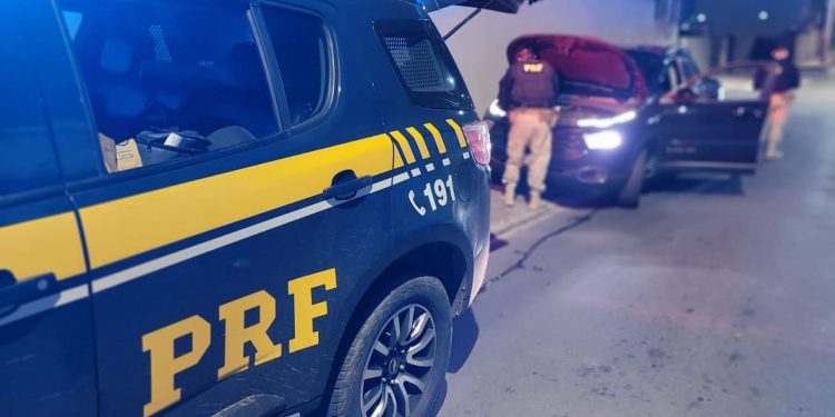 Casal do tráfico é  preso  pela PRF na Serra com caminhonete roubada