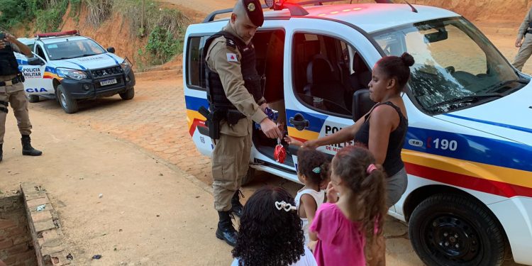18ª Cia PM Ind realiza ação social em Mantena e faz a Páscoa de diversas crianças mais feliz