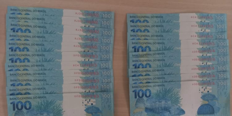 Polícia Federal prende jovem de 18 anos com R$ 2 mil em cédulas falsas Polícia Federal prende jovem de 18 anos com R$ 2 mil em cédulas falsas