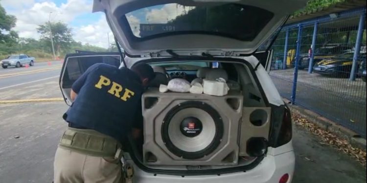 Mais de 8kg drogas apreendidos pela PRF no posto de Linhares