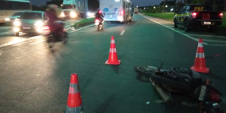 Carreta atropela e mata motociclista ao fazer contorno na BR 101, em Serra