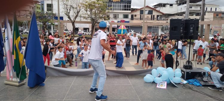 APAE encerra ações da Semana de Conscientização do Autismo com evento na praça central
