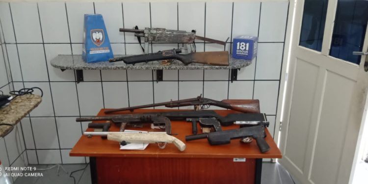 Operação Visibilidade prende dois, apreende várias armas e grande variedade de drogas em Boa Esperança