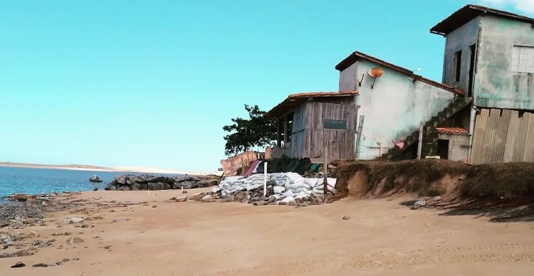 Impasse para obras de contenção em Barra Nova, São Mateus, e mar continua avançando sobre as casas