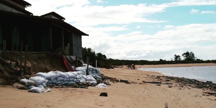Impasse para obras de contenção em Barra Nova, São Mateus, e mar continua avançando sobre as casas
