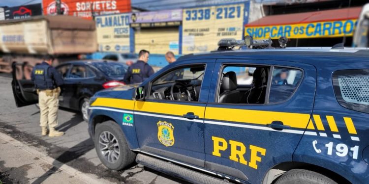Homem recebe R$ 50 para entregar carro roubado e acaba preso pela  PRF no ES; veja vídeo