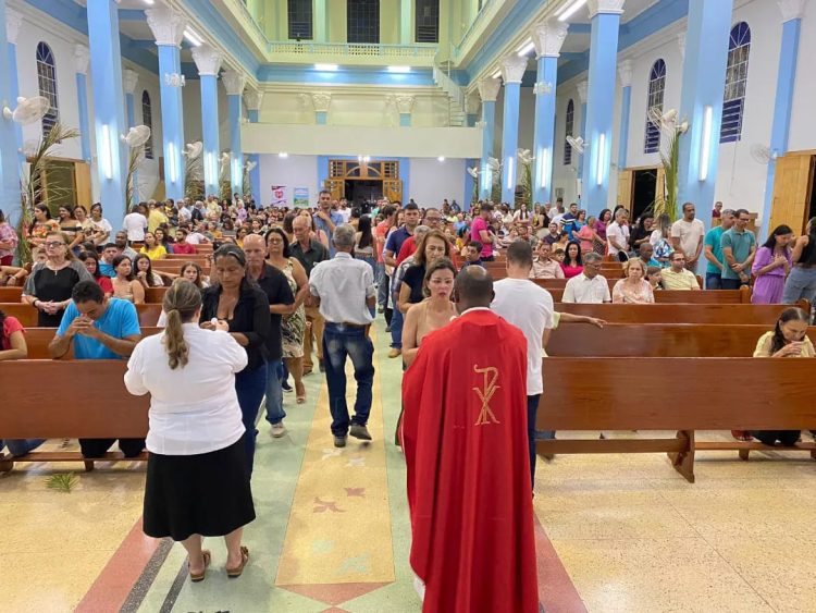 Via sacra e missa do Beijo na Cruz na programação da Semana Santa em Barra de São Francisco