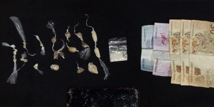 Operação em Pinheiros apreende drogas, dinheiro e celulares