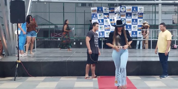 Praça Central recebe grande público neste sábado para assistir desfile das candidatas a Rainha do Rodeio