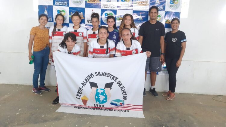 Fase municipal dos JEES termina com desafio de basquete na praça central