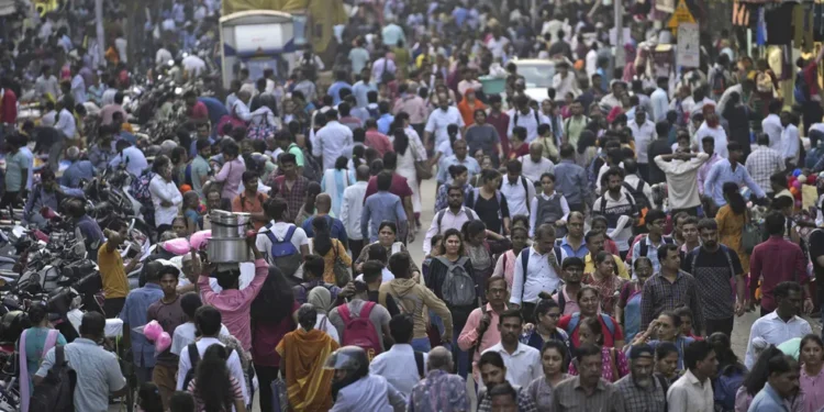 Índia supera a China e se torna o país mais populoso do mundo