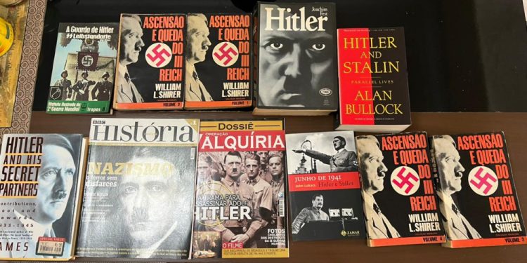 Polícia Federal apreende biblioteca nazista com idoso em Guarapari Polícia Federal apreende biblioteca nazista com idoso em Guarapari