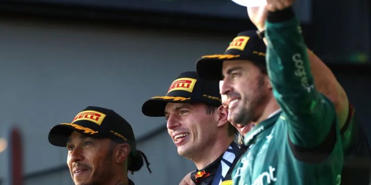 Fórmula Um: Verstappen vence na Austrália; Hamilton é 2º e oito abandonam