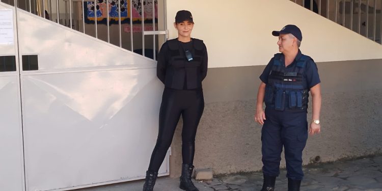 Enivaldo atende vereadores e comunidade e coloca vigilantes em todas as escolas