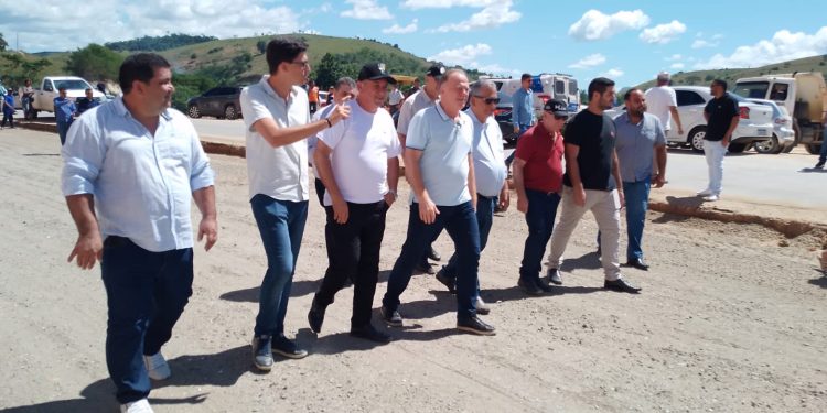 Mazinho dos Anjos consegue ‘adiantar’ asfalto na ES-080 no distrito de Rio Preto Mazinho dos Anjos consegue ‘adiantar’ asfalto na ES-080 no distrito de Rio Preto