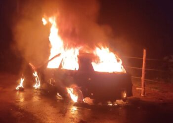 Carro usado no assassinato de traficante no litoral Sul é encontrado em chamas