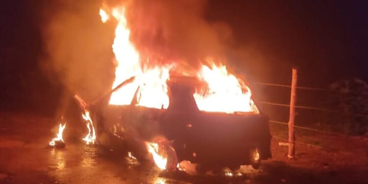 Carro usado no assassinato de traficante no litoral Sul é encontrado em chamas Carro usado no assassinato de traficante no litoral Sul é encontrado em chamas