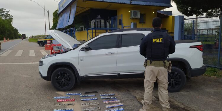 PRF apreende veículo com 18 placas clonadas em Conceição da Barra