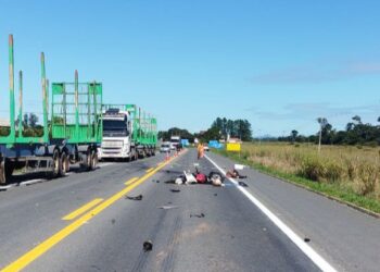 Motociclista fica estendido na pista: BR 101 continua a rodovia da morte