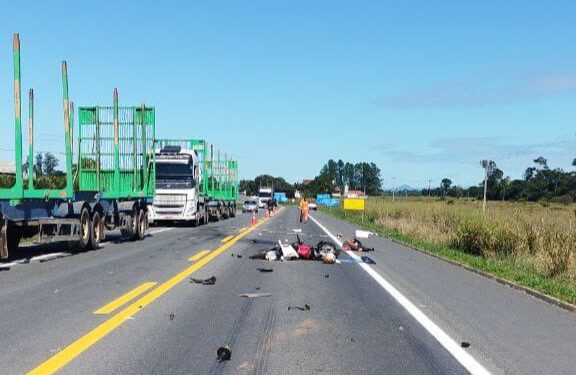 Motociclista fica estendido na pista: BR 101 continua a rodovia da morte