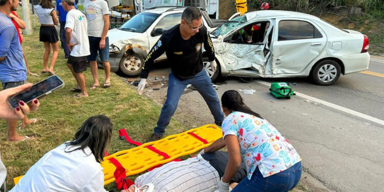 Prefeito de Sooretama sai ferido de acidente com 3 veículos em Ibiraçu