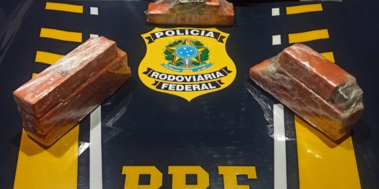 Motorista de Uber faz renda extra transportando droga e vai parar na cadeia