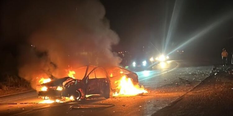 Carro bate, pega fogo e motorista fica em estado grave na BR 262