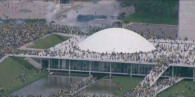 Moraes vota para tornar réus mais 250 denunciados por envolvimento com atos golpistas de 8 de janeiro