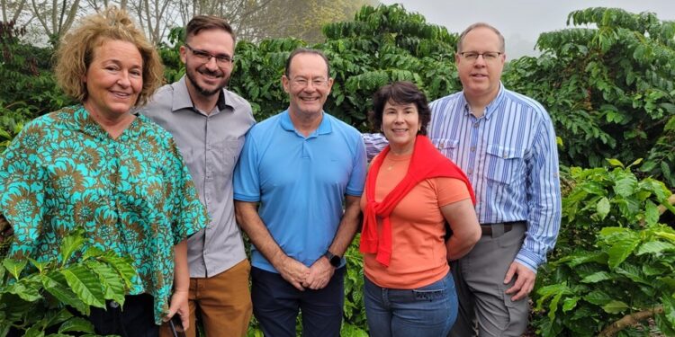 Comitiva internacional visita fazendas de café no ES, começando pelo Noroeste