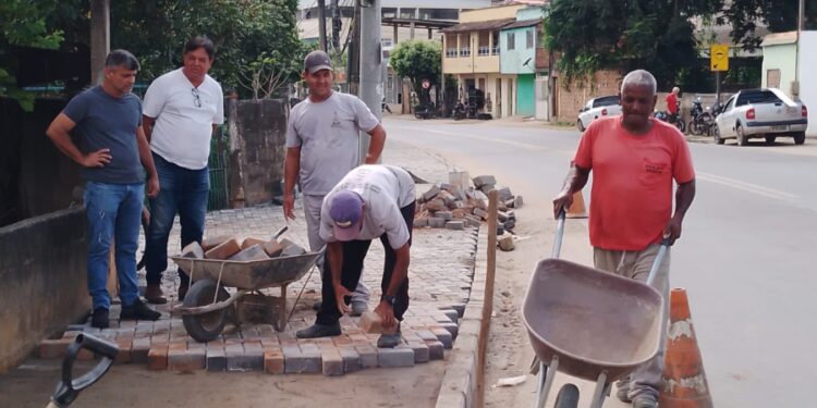 Calçada na avenida Castela Branco devolve espaço aos pedestres Calçada na avenida Castela Branco devolve espaço aos pedestres