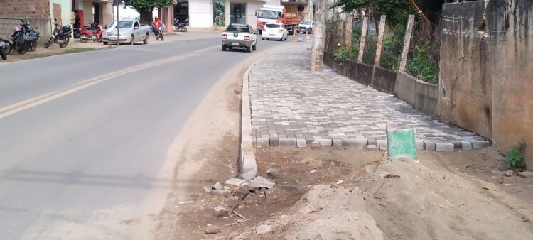 Calçada na avenida Castela Branco devolve espaço aos pedestres