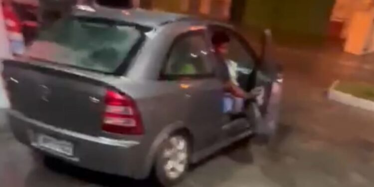 PRF apreende automóvel com foragido transportando 12 pessoas em São Mateus; veja o vídeo PRF apreende automóvel com foragido transportando 12 pessoas em São Mateus; veja o vídeo