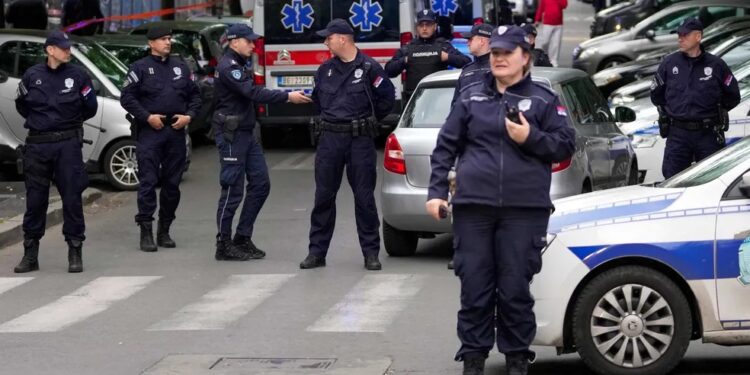 Adolescente abre fogo em escola da Sérvia e mata oito estudantes e um segurança