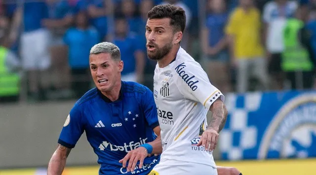 Cruzeiro vence o Santos no Independência e dorme na liderança do Brasileirão