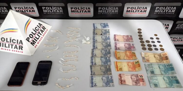 Polícia militar prende duas pessoas por tráfico de drogas em Mantena Polícia militar prende duas pessoas por tráfico de drogas em Mantena