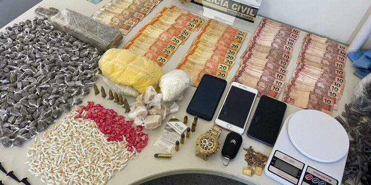 Deic de Guarapari recupera veículo e  apreende drogas, munições, dinheiro e aparelhos celulares