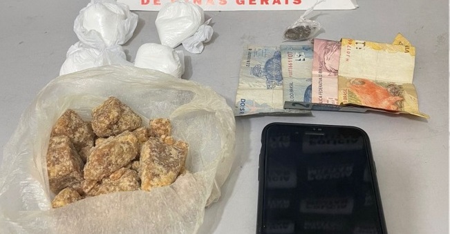Jovem traficante é preso no centro de Mantena com crack e cocaína Jovem traficante é preso no centro de Mantena com crack e cocaína