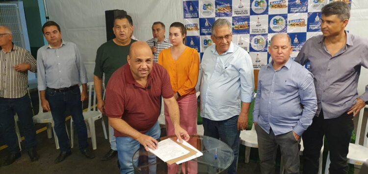 Enivaldo quer fazer mais 90 mil metros quadrados de asfalto no município até junho de 2024