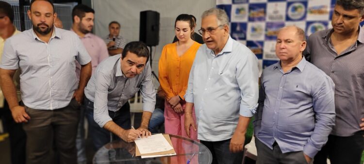 Enivaldo quer fazer mais 90 mil metros quadrados de asfalto no município até junho de 2024