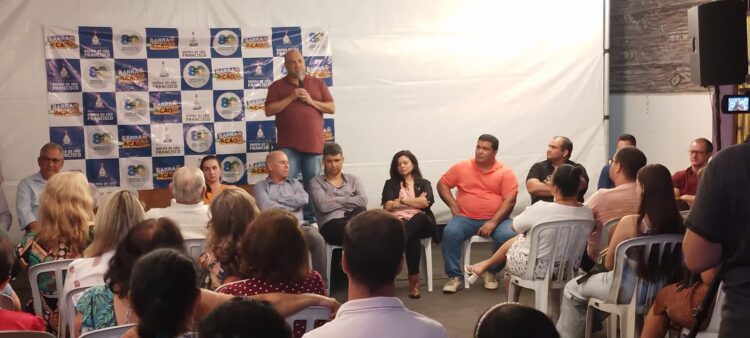 Enivaldo quer fazer mais 90 mil metros quadrados de asfalto no município até junho de 2024