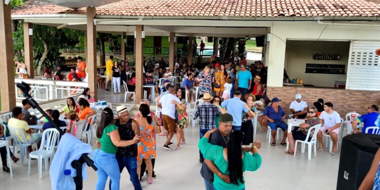 Com a presença do prefeito Enivaldo, feijoada em prol do Espaço Integrar lotou o Clube Rei Pelé