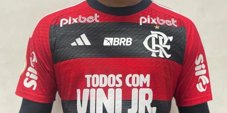 Flamengo terá mensagem de apoio a Vini Júnior na camisa neste sábado, 27, em jogo contra o Cruzeiro