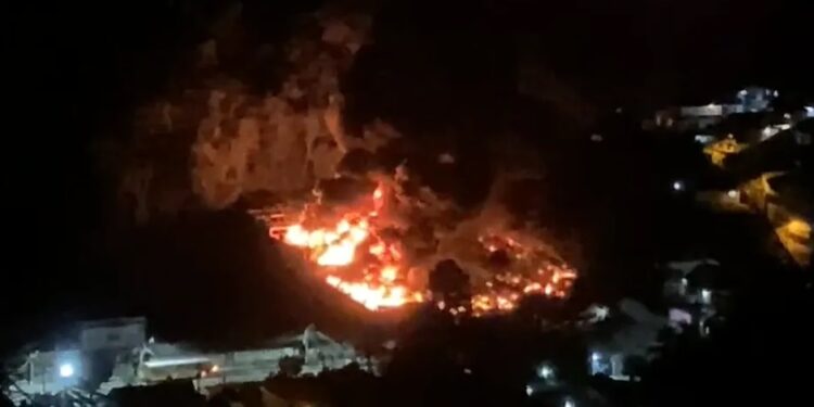 Incêndio destrói frota de ônibus em garagem de empresas de Petrópolis