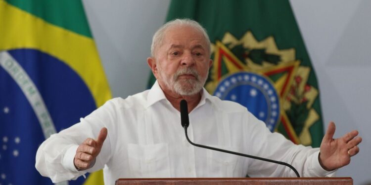 Lula reajusta mínimo pra R$ 1.320 e promete reajuste anual acima da inflação