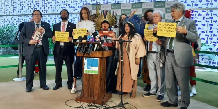 Câmara aprova o marco temporal, que limita demarcação de terras e fragiliza direitos dos indígenas